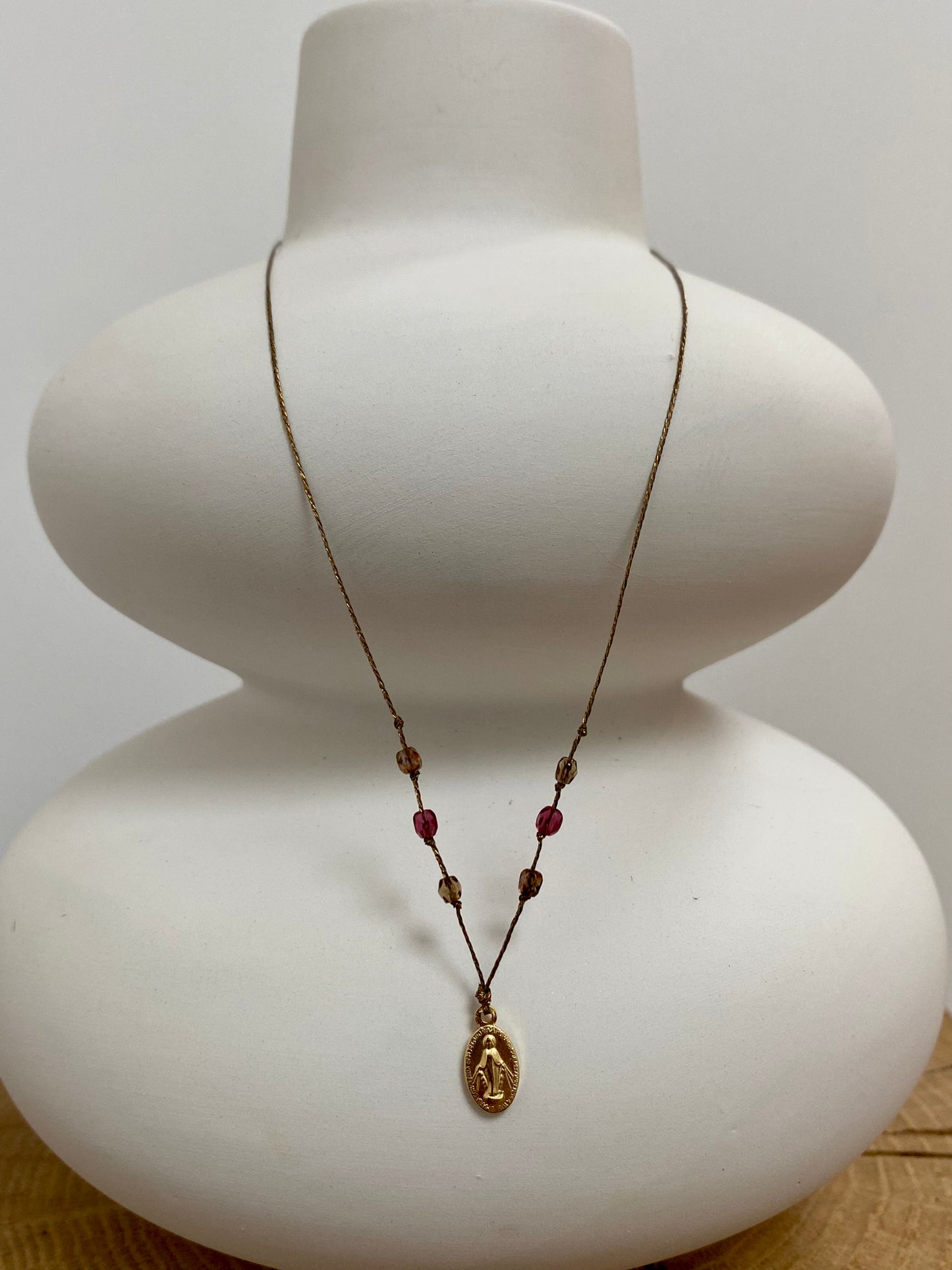 Collier médaille Miraculeuse Grenat Fil Bronze