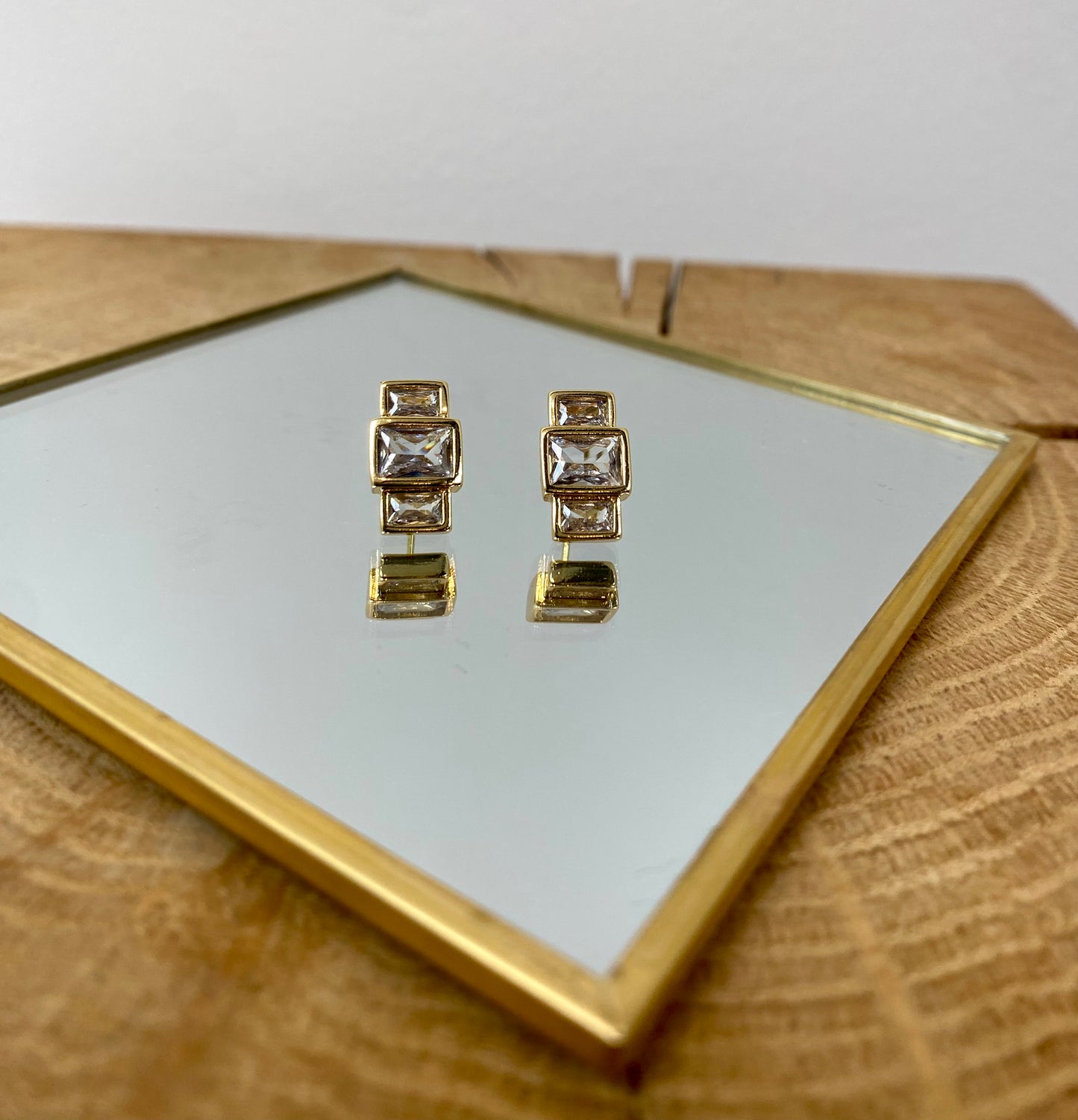 409 Paire de boucle d'oreille en or avec chacune une ligne de trois diamants 409 Paire de boucle d'oreille en or avec chacune une ligne de trois diamants