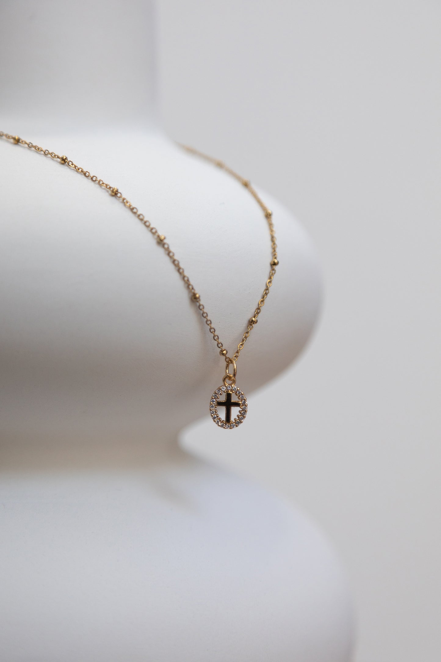 Collier Petit Médaillon Croix Brillante